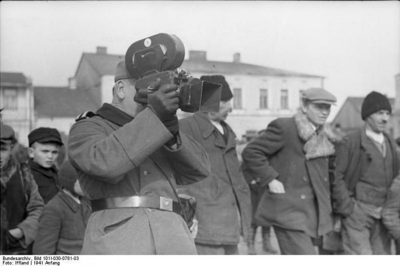 Police raiding the Jewish quarter in a town in occupied Poland in the presence of PK correspondents, including a cameraman. From a series of photos taken by a member of PK 666, possibly in the Kazimierz district of Krakau.